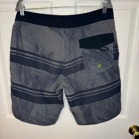 Oakley Tailored Fit Gray and Black Board Shorts with Neon Accents Size 34 GUC - Picture 5 of 7